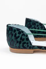 Bailarinas con aberturas laterales, de raso flocado verde botella. Cuentan con cordones del mismo tono para atar y plantilla de lana.