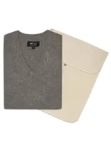 Sweater gris de lana y cashmere con cuello en V, manga larga y calce regular.