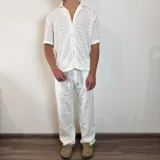 Pantalón de lino color beige, de corte recto, con cintura ajustable con cordón.