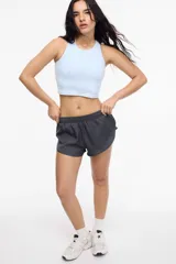 Short deportivo gris oscuro con cintura elástica y calza interna con bolsillo.