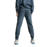 Pantalón de jogging Puma Ess Logo, color gris con logo de la marca en azul marino en la pierna izquierda.