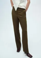 Pantalón de vestir color verde oliva, de corte recto y tiro medio.