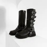 Bota alta de cuero vacuno color negro, con suela de goma artesanal, cierre interno YKK, hebillas ajustables y estribo desmontable.