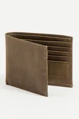 Billetera de cuero color musgo con múltiples compartimentos para tarjetas y billetes.