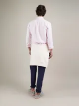 Camisa de hombre de corte regular fit, confeccionada en tejido oxford a rayas verticales celestes y blancas. Tiene cuello button-down, cierre con botones, manga larga con puño simple y logo bordado en el pecho.