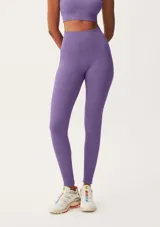 Calza deportiva larga color lila con textura acanalada.