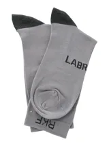 Calcetines grises de caña media con puntera y talón reforzados en color negro. Presentan un dibujo de un labrador dorado sentado y las letras 'RKF' en la parte superior y 'LAB' en la parte inferior.