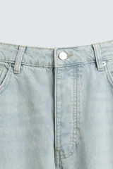 Pantalón de denim color beige, corte relaxed fit, con bolsillos laterales tipo cargo con solapa y cierre de botón. Cierre frontal con botón y cremallera.