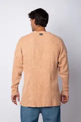 Buzo de hombre de corte oversize confeccionado en tela waffle de algodón con proceso de teñido acid en color borgoña.