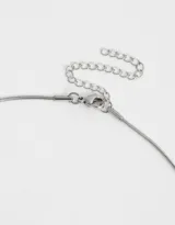 Cadena plateada de acero quirúrgico con dije de letra "B" con strass incrustados.