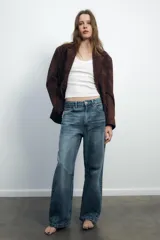 Blazer marrón de piel de ante, con cuello solapa, manga larga, bolsillos con solapa en el delantero y forro interior combinado.