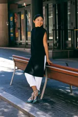 Bailarinas con escote cuadrado, punta y talonera, con cintas de grosgrain y ojales ovalados. Interior de piel celeste y suela de cuero.