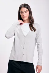 Cardigan gris claro de punto con escote en V y cierre frontal con botones.