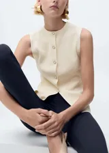 Chaleco negro de punto fino con cuello redondo, sin mangas y cierre frontal con botones.