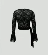 Top negro de manga larga, tejido en encaje con escote en V y borde festoneado. Diseño cruzado con lazos largos para atar a la cintura.