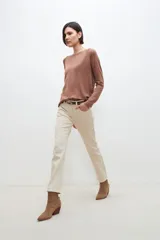 Sweater de punto color tostado, de corte clásico y manga larga, ideal para combinar.