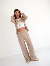 Saco color beige de tejido de punto con textura acanalada.