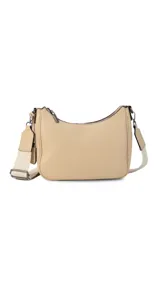 Bandolera morral negra de símil cuero, con cierre trasero y división interna. Incluye correa de galón ajustable.