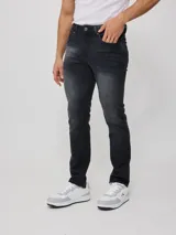 Pantalón jean negro de corte slim fit y cintura media.