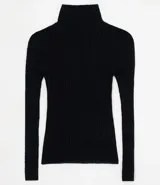 Blusa negra de tejido de punto acanalado con cuello alto y mangas largas.