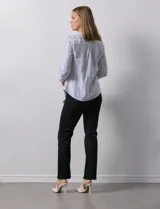 Blusa de lino a rayas verticales blancas y grises, marca Zac & Rachel. Tiene cuello a la base, escote en V y abertura central con botones. Cuenta con dos bolsillos en el pecho y mangas largas regulables con presilla y botón.