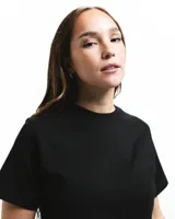 Remera negra de algodón orgánico con cuello redondo y corte cuadrado.