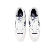Championes de caña alta New Balance 650, color blanco con detalles en azul y gris.