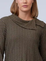 Blusa de piqué color borgoña con estampado geométrico en negro, cuello volcado y ruedo asimétrico.