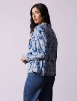 Campera de tencel estampado con arabescos azules y blancos, marca Ruby Rd. Tiene cuello solapa, abertura central con botones y bolsillos delanteros.