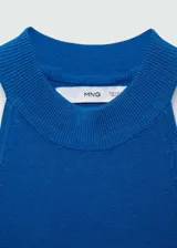 Top verde esmeralda de tejido de punto fino, cuello halter y diseño entallado.