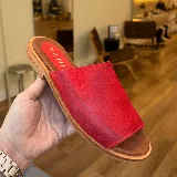 Sandalias chatas rojas con base marrón clara y plantilla marrón.