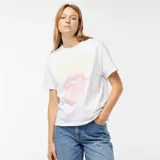 Camiseta blanca de algodón con estampado frontal de la lengua de los Rolling Stones en tonos rosa y amarillo.