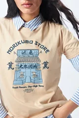 Remera negra de algodón con estampado blanco de un edificio de estilo oriental y texto en inglés y japonés.