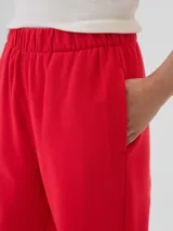 Pantalón de jogging negro con puños elásticos en los tobillos.