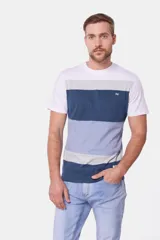 Remera de manga corta con diseño a rayas horizontales en blanco, gris, azul y celeste.