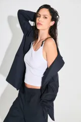 Saco sastrero oversize confeccionado en sarga color azul marino, con estampado de doble R con diseño animal print en la espalda. Tiene botones frontales, bolsillos delanteros y está forrado con tafeta a tono.