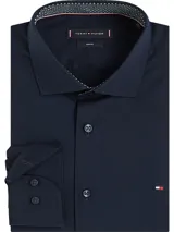 Camisa de vestir azul marino de algodón regenerativo, con cuello inglés, manga larga y logo bordado en el pecho.