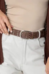 Cinto de cuero vacuno color marrón con hebilla metálica plateada y tres filas de agujeros.