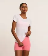 Remera deportiva blanca de microfibra con textura de red, manga corta y recortes en frente y espalda.