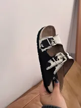 Sandalias con estampado de vaca, con hebillas plateadas y suela de corcho.