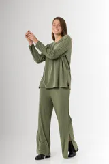 Pantalón palazzo verde oliva de morley de vara ancha en algodón y viscosa, con bolsillos y cintura elastizada.