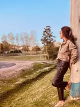 Pantalón slouchy de cuero ovino italiano color chocolate, corte mom fit con tiro semi alto, flojo y con tajos inferiores.