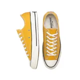 Zapatillas Converse Chuck 70 Ox color mostaza con cordones blancos y suela de goma blanca con detalles en negro.