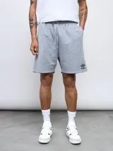 Bermuda deportiva negra de felpa con logo Umbro estampado en blanco en la pierna derecha.