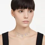 Gargantilla plateada con cadena fina y dijes colgantes de media luna y un dije central circular, todos con incrustaciones de cristales blancos.