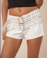 Micro short de cuero sintético color borgoña, con múltiples cinturones con hebillas metálicas y ojales.