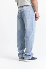 Pantalón de jean negro con corte amplio y tiro medio. Confeccionado en 100% algodón, con pasacinto y bolsillos delanteros y traseros.
