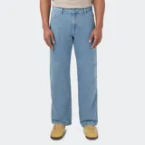 Pantalón de jean celeste de corte holgado, con doble rodilla reforzada y múltiples bolsillos.