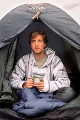 Buzo con capucha a rayas horizontales en tonos gris y blanco.