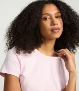 Remera celeste de media malla con cuello redondo y mangas cortas.